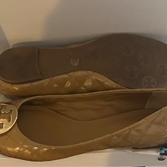 Tory Burch Camel Patent Leather Logo Ballet Flats - Picture 2 of 2
